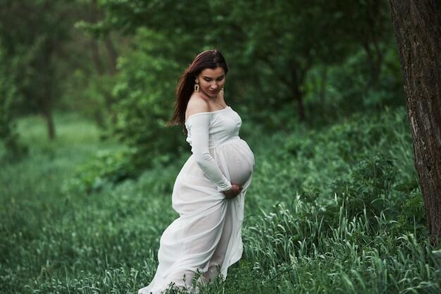 Maternity Photoshoot Poses for Mom 2 Maternity Photoshoot Poses for Mom