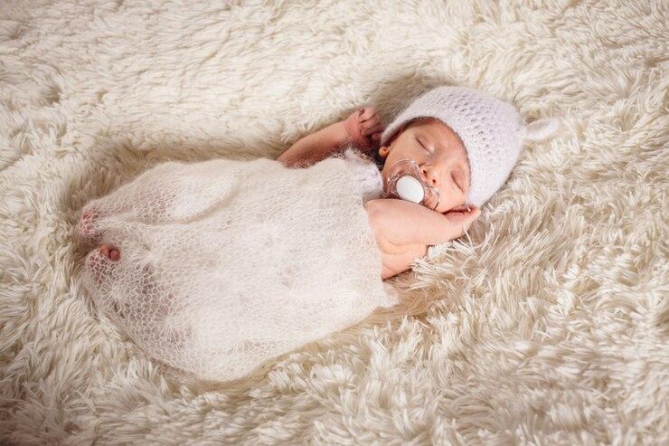 Booking a Newborn Photographer in Sydney img